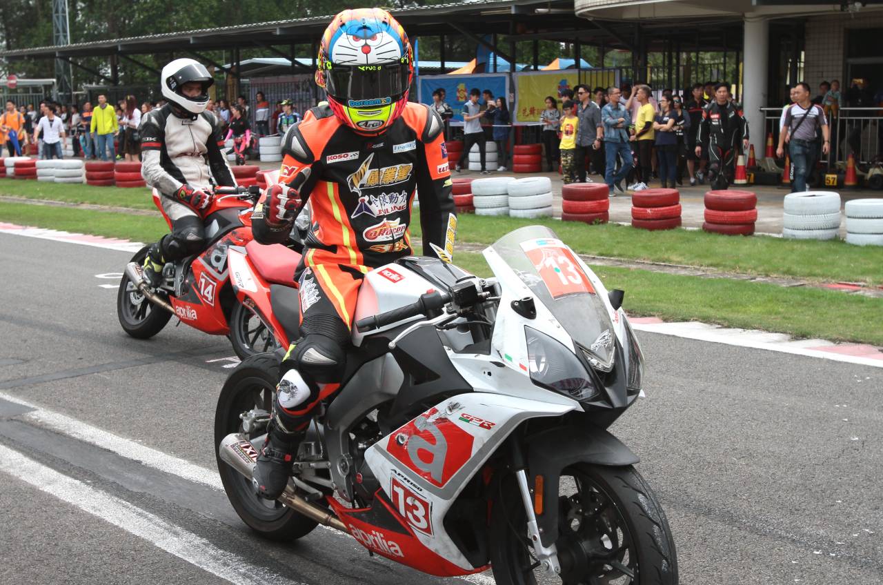 xc体育-中澳男篮对抗赛王哲林全场轰下20分8篮板成红队大腿(图2) xc sports